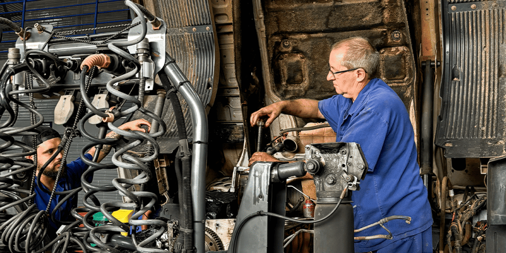 fotografia ilustrativa dos mecânicos em ação na berteli