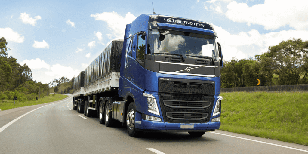 fotografia ilustrativa de um caminhão Volvo na estrada