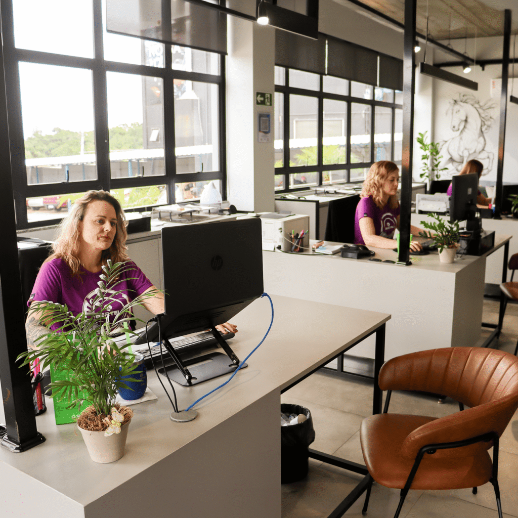 fotografia ilustrativa das gurias trabalhando