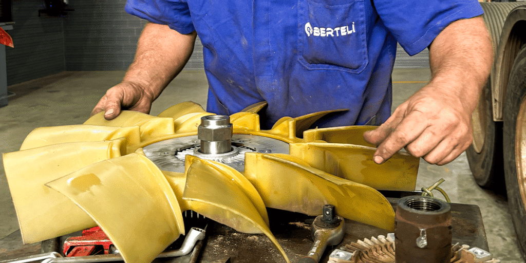 fotografia ilustrativa de outro mecânico trabalhando