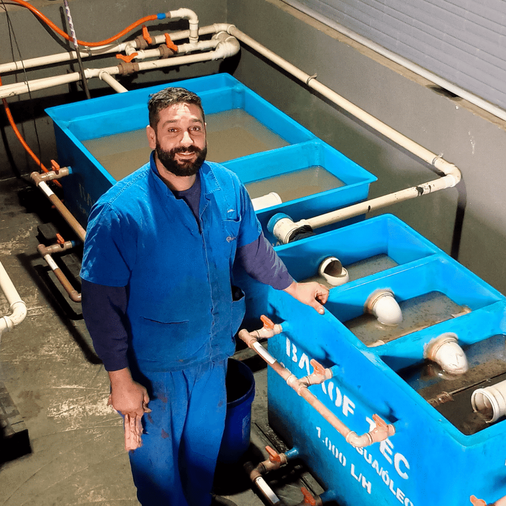 fotografia ilustrativa do mecânico cuidando dos tanques