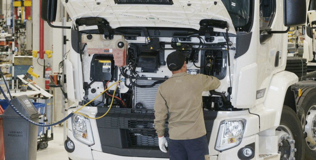 Fotografia ilustrativa de um caminhão volvo em manutenção em Lajeado, no Vale do Taquari